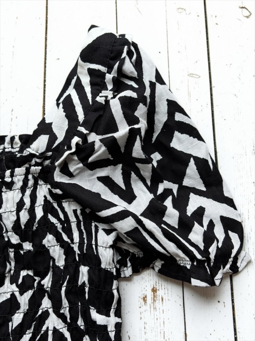 Monteau Black & White Puff Sleeve Smocked Crop Top Size Small - Picture 5 of 11
